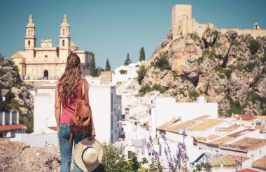 İspanya 'nın ünlü beyaz köyü Olvera' nın tadını çıkaran kadın turist.