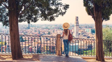 Verna şehrinde elinde İtalyan bayrağı tutan kadının arka görüntüsü - İtalya, Avrupa 'da seyahat noktası, turizm turizmi