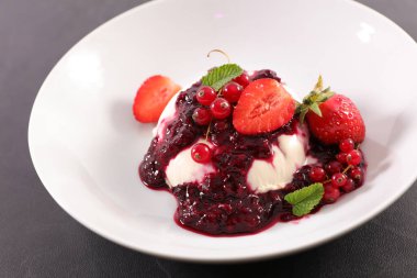 Meyve soslu panna cotta