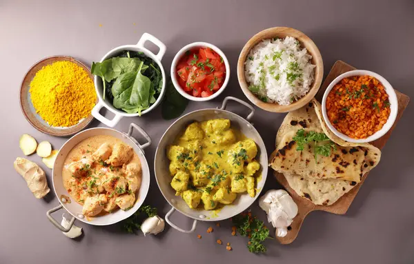 Assortiment Van Indiase Voedsel Curry Kip Masala Rijst Naan Spinazie Stockafbeelding