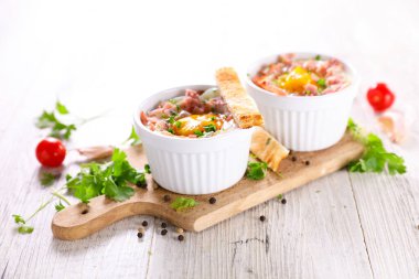 Kremalı ve otlu yumurta. Cocotte yumurtaları.