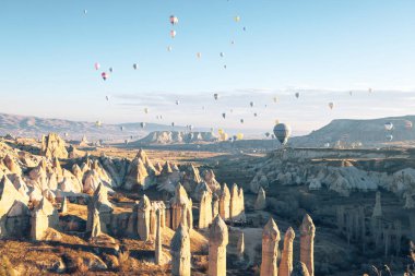 Sıcak hava balonları Goreme, Kapadokya - Anadolu, Türkiye 'de güneş doğarken