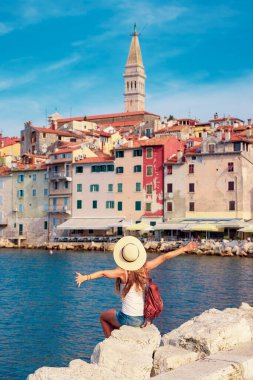 Seyahat yeri, Hırvatistan 'da turizm. Kadın turist Rovinj şehrinin tadını çıkarıyor, Istria