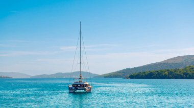 Akdeniz turkuvaz denizinde yelken açan yelkenli.