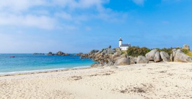 Brittany 'deki güzel sahil, Pontusval deniz feneri ve kuzey Britanya' daki kıyılar, Fransa.