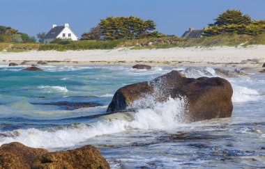 Atlantik Okyanusu ve granit kaya Brittany, Fransa