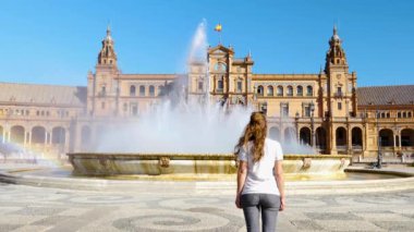 İspanya, Sevilla 'daki kadın turistin arka görüntüsü