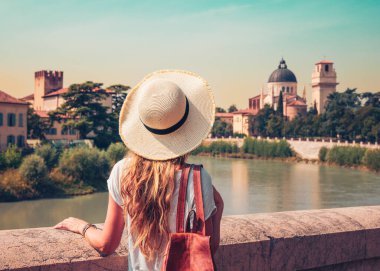 İtalya, Verona 'da şapka ve çanta taşıyan bir gezgin kadın.