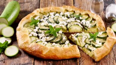 kabak, peynir ve nane şekeri veya turta.