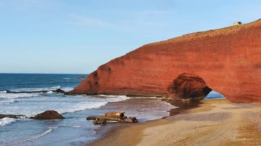 Kırmızı doğal kemer, Atlantik Okyanusu 'ndaki uçurum. Fas 'ın güzel manzarası 