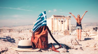 Atina, Parthenon, Akropolis 'te çanta, yaz şapkası ve Yunan bayrağı seyahat yeri