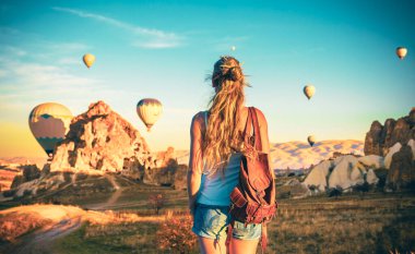 Gezgin kadın, Türkiye 'de sıcak hava balonlarının keyfini çıkarıyor.