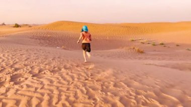 Çölde koşan çocuk, Sahra 'da kum tepeleri 