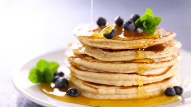 Yaban mersinli ve ballı ev yapımı Amerikan krepleri.