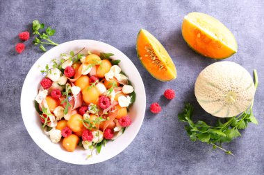 Jambonlu kavun salatası, mozzarella ve ahududu.