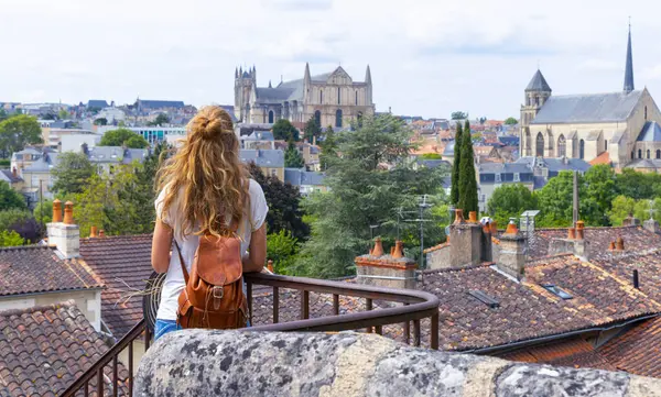 Poitiers 'deki kadın turist. Fransa' da.