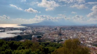 Malaga şehrinin panoramik manzarası- İspanya