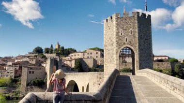 Besal, Besalu köprüsünün keyfini çıkaran kadın turist, Katalonya, İspanya