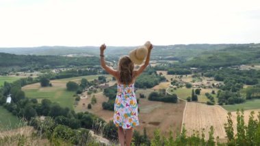 Arkaya bakan kadın kırsal manzaranın tadını çıkarıyor, Fransa, Dordogne