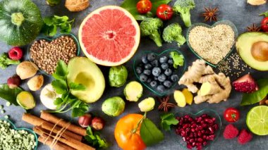 Çeşitli organik sağlıklı gıda koleksiyonunun en üst görüntüsü