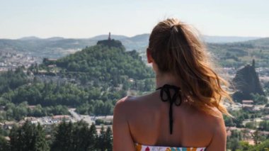 Le puy en velay 'in Panorama Manzarasına hayran bir kadın - Fransa