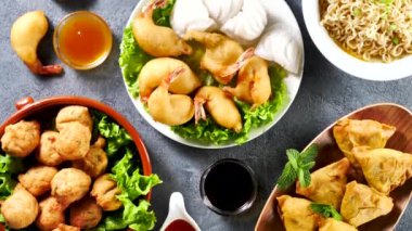 Çin böreği, karides, erişte ve soya soslu Asya yemeği seçimi.