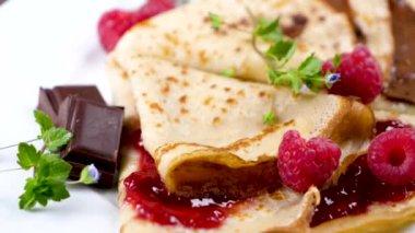 Çikolatalı, şuruplu ve meyveli leziz krepler.