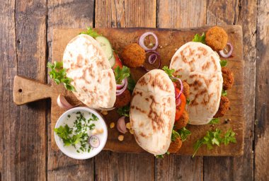 nohut köftesi ve ahşap arka planda sebze.