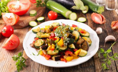 Kızarmış sebzeler, masada ratatouille.