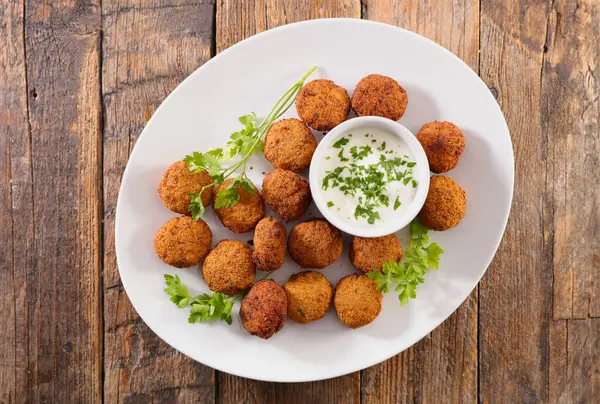 Soslu kızarmış falafel.