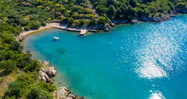  Hırvatistan, deniz, kıyı şeridi ve teknelerin güzel hava manzarası