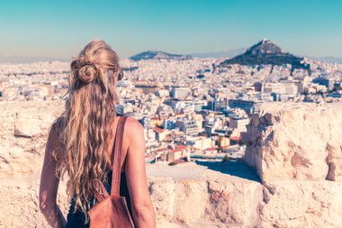 Yunanistan 'daki Atina kentinin panoramik manzarasına bakan kadın turistin arka görüntüsü