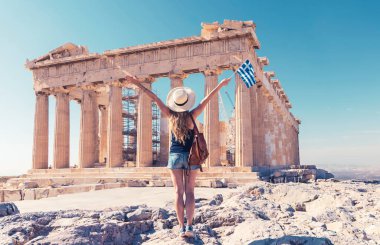 Yunan bayraklı mutlu kadın turist Atina 'da Yunanistan-Parthenon gezisinde