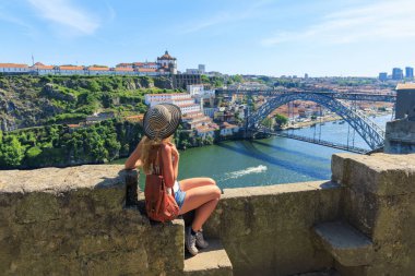 Gezgin kadın Porto şehrindeki ünlü köprüyü seyrediyor Portekiz, Europa