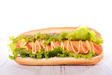 Sosisli sandviç, marul ve sos.