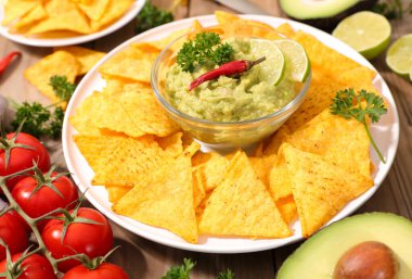 Mısır tortilla nachos cips ve guacamole