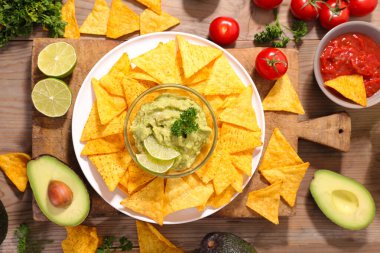 mısır tortilla nachos cips ile guacamole ve baharatlı biber sosu