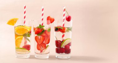 Üç bardak taze meyve ve taze kokteyl.