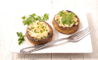 Krema ve bitkilerle dolu fırında mantar.