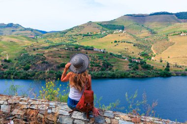Portekiz Douro Vadisi 'ndeki kadın. Turizm, seyahat beldesi