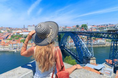 Porto 'nun Tarihi Rıhtımı' nı Keşfeden Bir Kadının Arka Görünümü, Portekiz