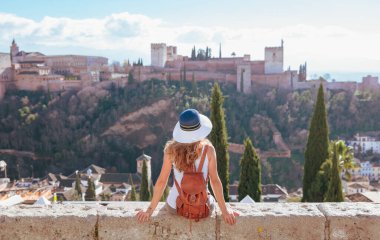 İspanya, Granada 'daki Alhambra' nın Panoramik Manzarasına hayran bir kadın.
