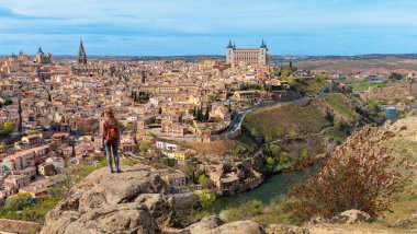 Toledo, İspanya 'nın Panoramik Manzarasına Hayran Turist Kadın