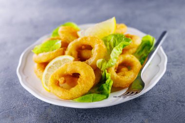 Limonlu kızarmış Calamari Halkaları. Akdeniz Aperatifi