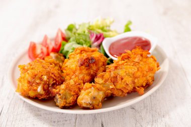 Kızarmış tavuk budu, salata ve ketçaplı lezzetli yemek..