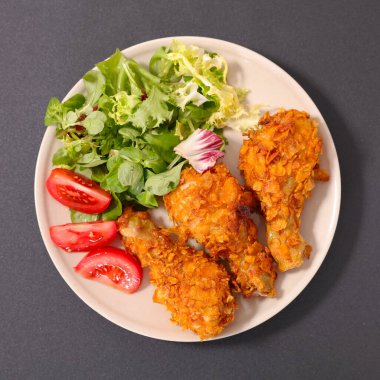 Salata ve ketçap aromalı kızarmış tavuk budu..