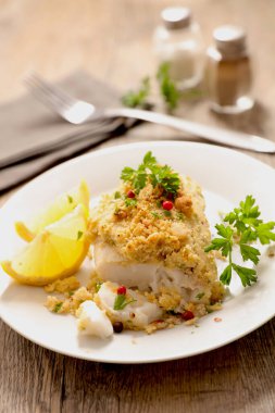 Bir tabak gurme ve lezzetli deniz ürünleri tabağında kabuklu balık filetosu..