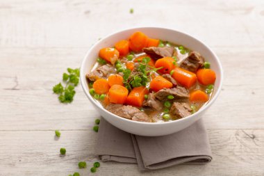 Sos, havuç ve bezelye aromalı biftek..