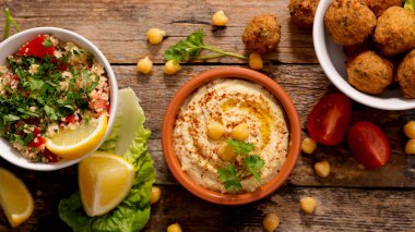 Falafel ve Tabbouleh Sağlıklı Akdeniz Yemeği ile Humus Kasesi.