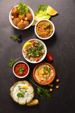 Falafel ve Tabbouleh Sağlıklı Akdeniz Yemeği ile Humus Kasesi.